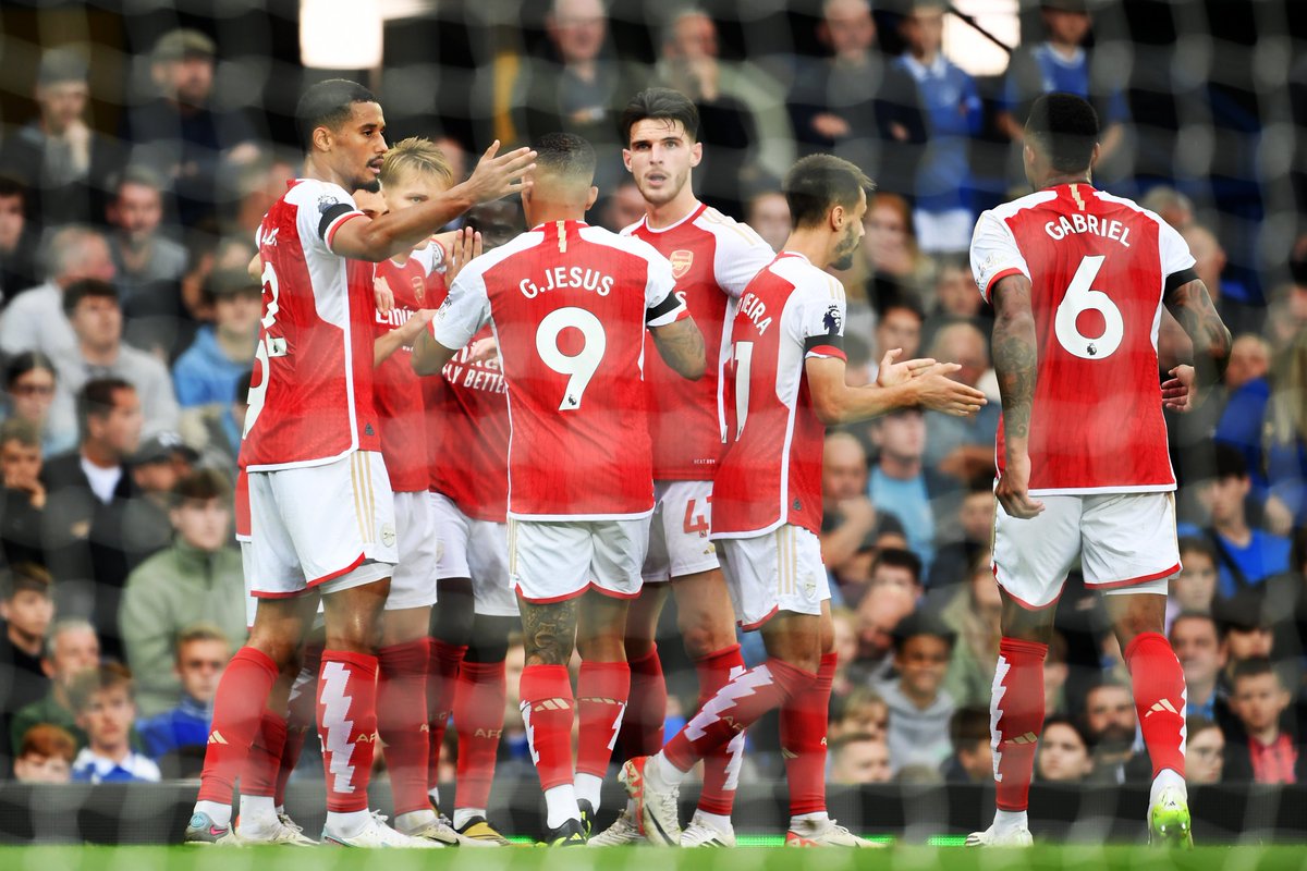 Arsenal's tweet photo. A BIG team win ✊ https://t.co/PXb9Mjv8j7