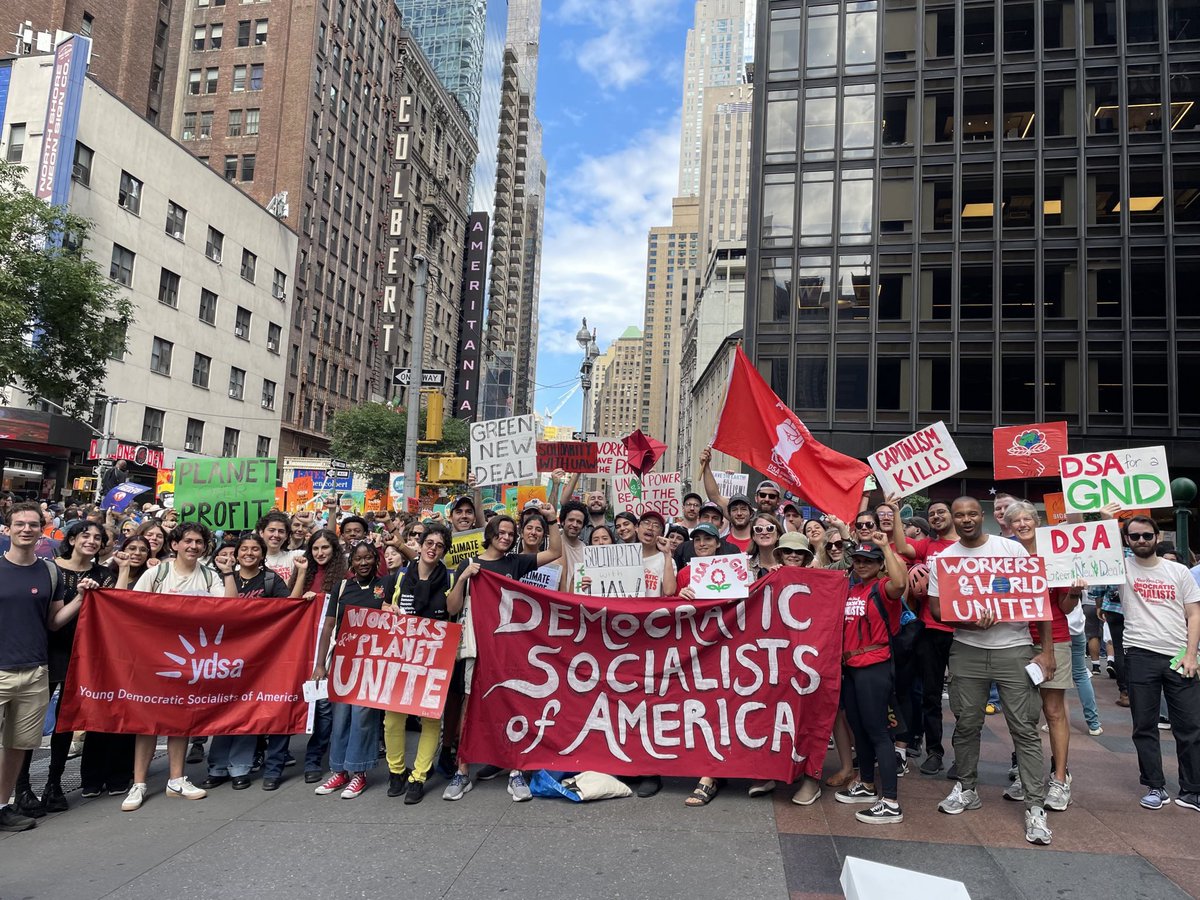 NYCDSA_Ecosoc's tweet image. We’re here at the March to #EndFossilFuel for a #GreenNewDeal for New York 🌹⚡️ The future is ours 🫡