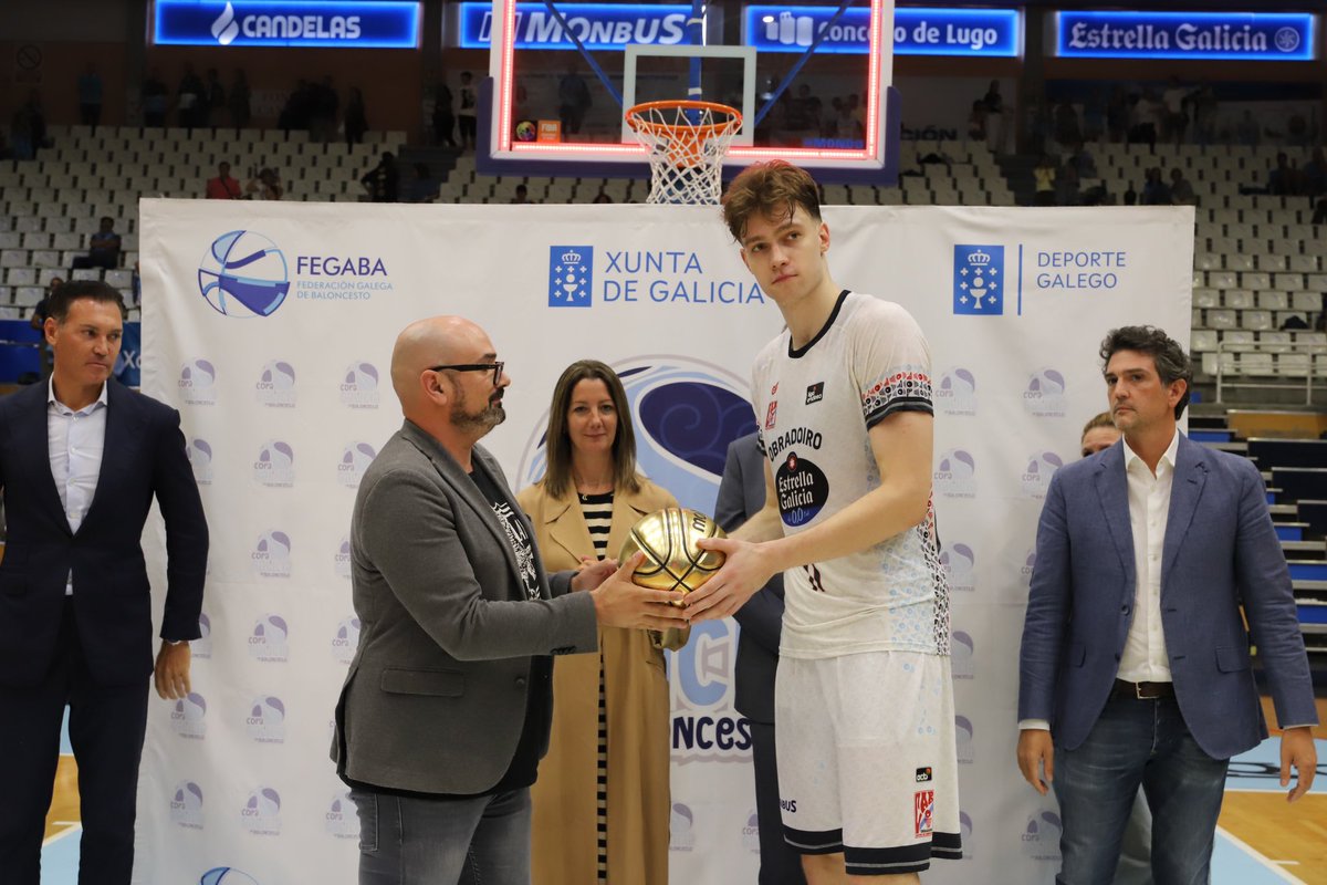 🏆 🏀

<a href="/37CopaGalicia/">XXXVII Copa Galicia de Baloncesto</a> en Lugo coa organización da <a href="/AXSC/">AXSC</a> 

<a href="/OBRADOIROCAB/">MONBUS OBRADOIRO</a> 
🏆 Campión 

<a href="/CBBreogan/">Río Breogán</a> 
🥈Subcampión 

✨MVP ➡️ Marek Blazevic