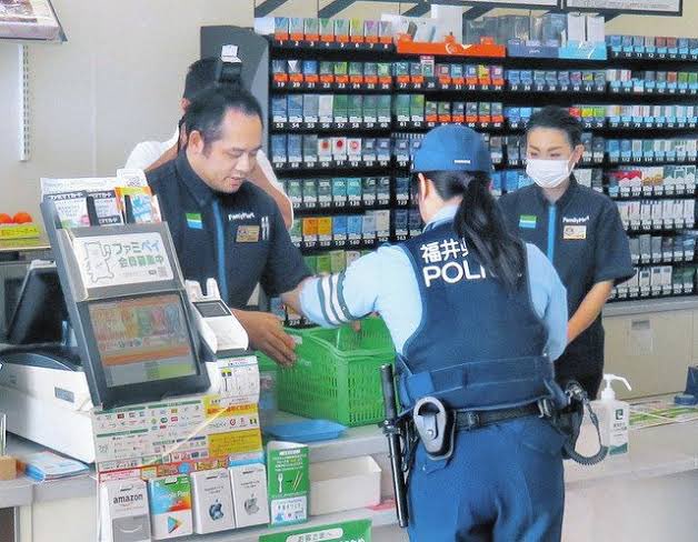 matsuhis1's tweet image. お頭が左巻きの人達〜‼️
未だに警察官が制服で買い物をしている事に対して、『クレームの電話を一々する事に対して可笑しいと思わないのか？
警察官が買い物をしている事により犯罪の抑止効果が有るのです。