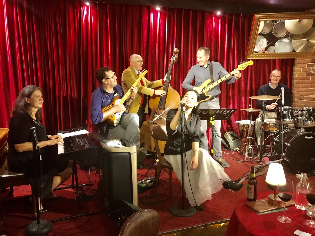 jiribr's tweet photo. Happy fifth birthday, @fatcatjazzclub 🥂 from both of us (@hanabrod and I). We are proud we stood behind your birth. There are many great and talented musicians behind the project.  This was one of our many happy moments there with @MichaelKlechesk @HMAMalone  and other friends. https://t.co/78KkeZn8sx