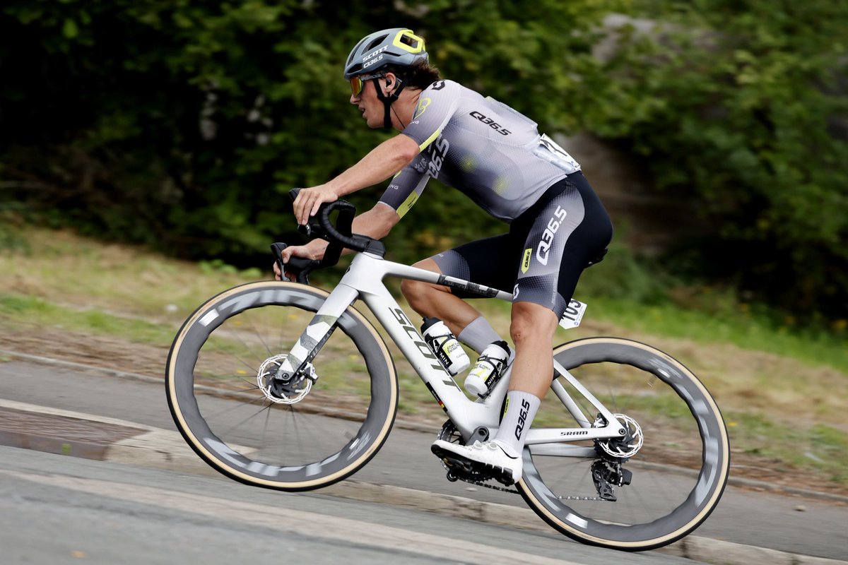Pinarello Q36.5 Pro Cycling Team tweet media