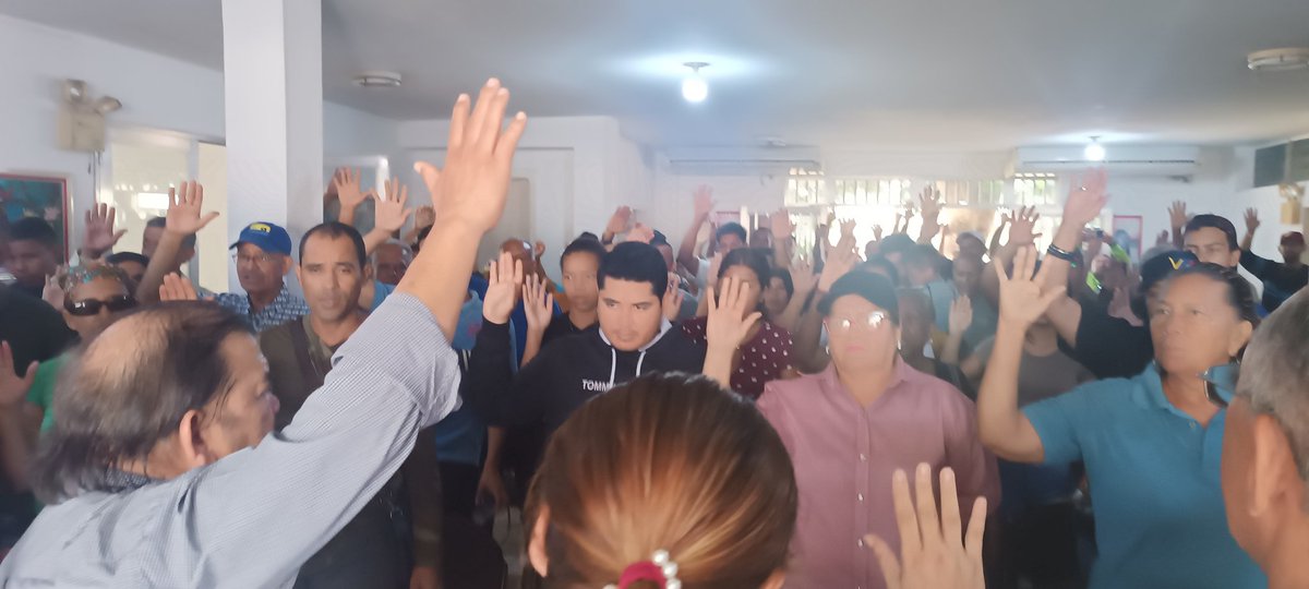 #17Sept <a href="/AndresVelasqz/">Andrés Velásquez</a> Juramenta equipos de defensa del voto en el Mcpio Heres el #22Oct  vamos por la #VenezuelaDigna #LaCausaEsVenezuela