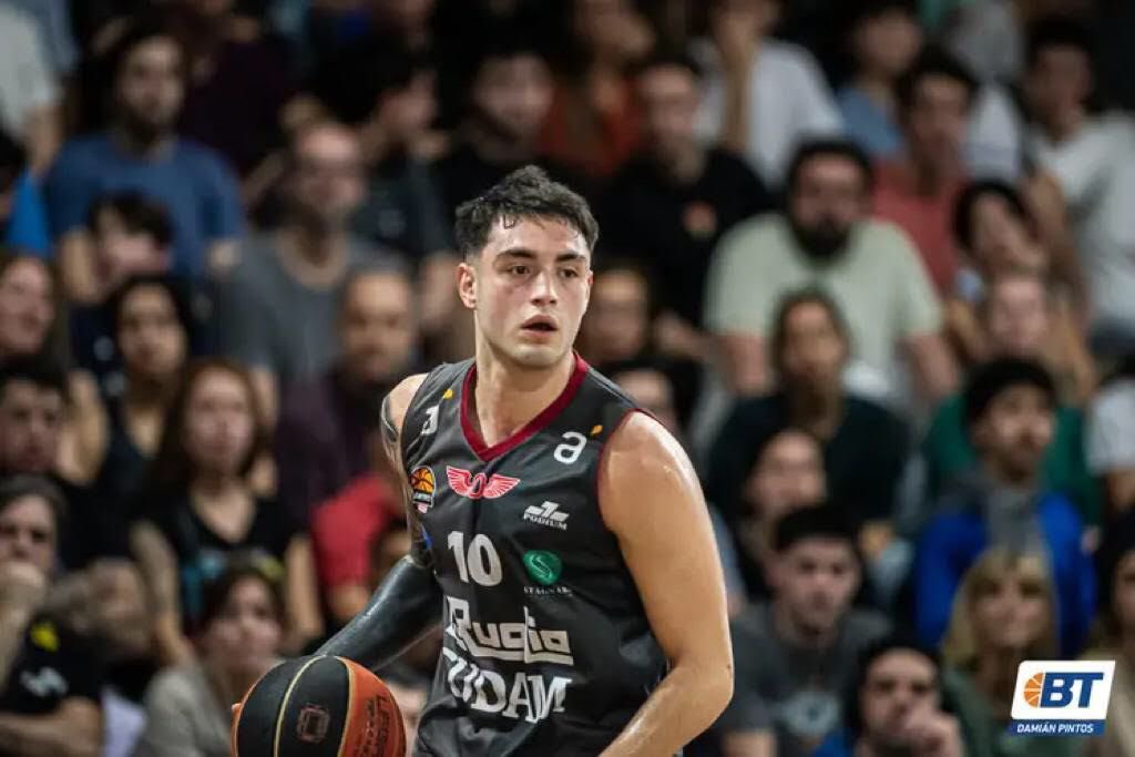 BasquetTotal's tweet photo. #MetroxBT | “COMO JUGADOR HINCHA, QUIERO QUE GANE SAYAGO Y JUGAR CONTRA ELLOS”

Olimpia selló su pase a semifinales, y tras el partido, Joaquín Núñez habló con @RuffineNicolas para Básquet Total. 

👉 https://t.co/fsGtfJkuFW https://t.co/Z4MzPI2Yvx