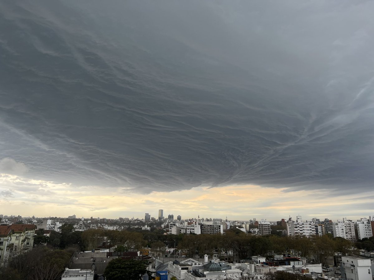 MarceloArmendar's tweet photo. Justo antes del granizo #montevideo @MetFloridaUy @MeteorologiaUy @Estacion_bcp https://t.co/QGmV3B9ZRN