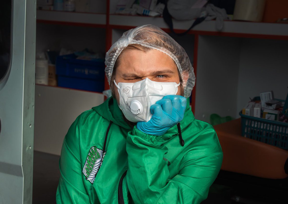 Это волонтер фонда Доктор Лиза, Никита. В далеком 2014 году Лиза вывезла его из Донецка. В Москве ему сделали операцию по пересадке почки, к сожалению она не прижилась. В ожидании новой он два раза в неделю ходит на диализ, а еще ездит с нами на вокзал. 👇