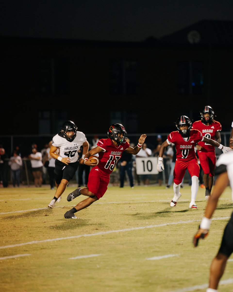 AlexYassrr's tweet photo. New Bern vs Havelock 
9.15.23 https://t.co/8Y2a5wmTti