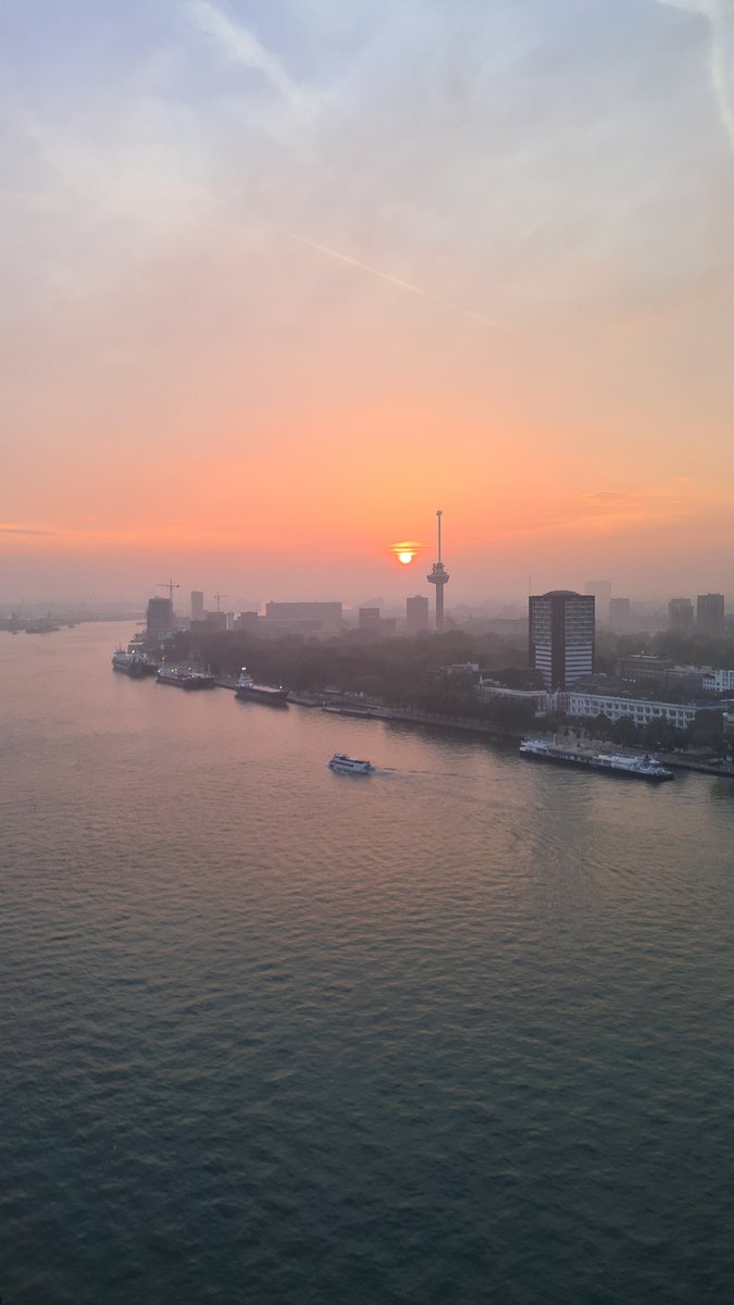 martin78k's tweet photo. Een heiige zonsondergang boven Rotterdam! https://t.co/X6yUCf8qo7