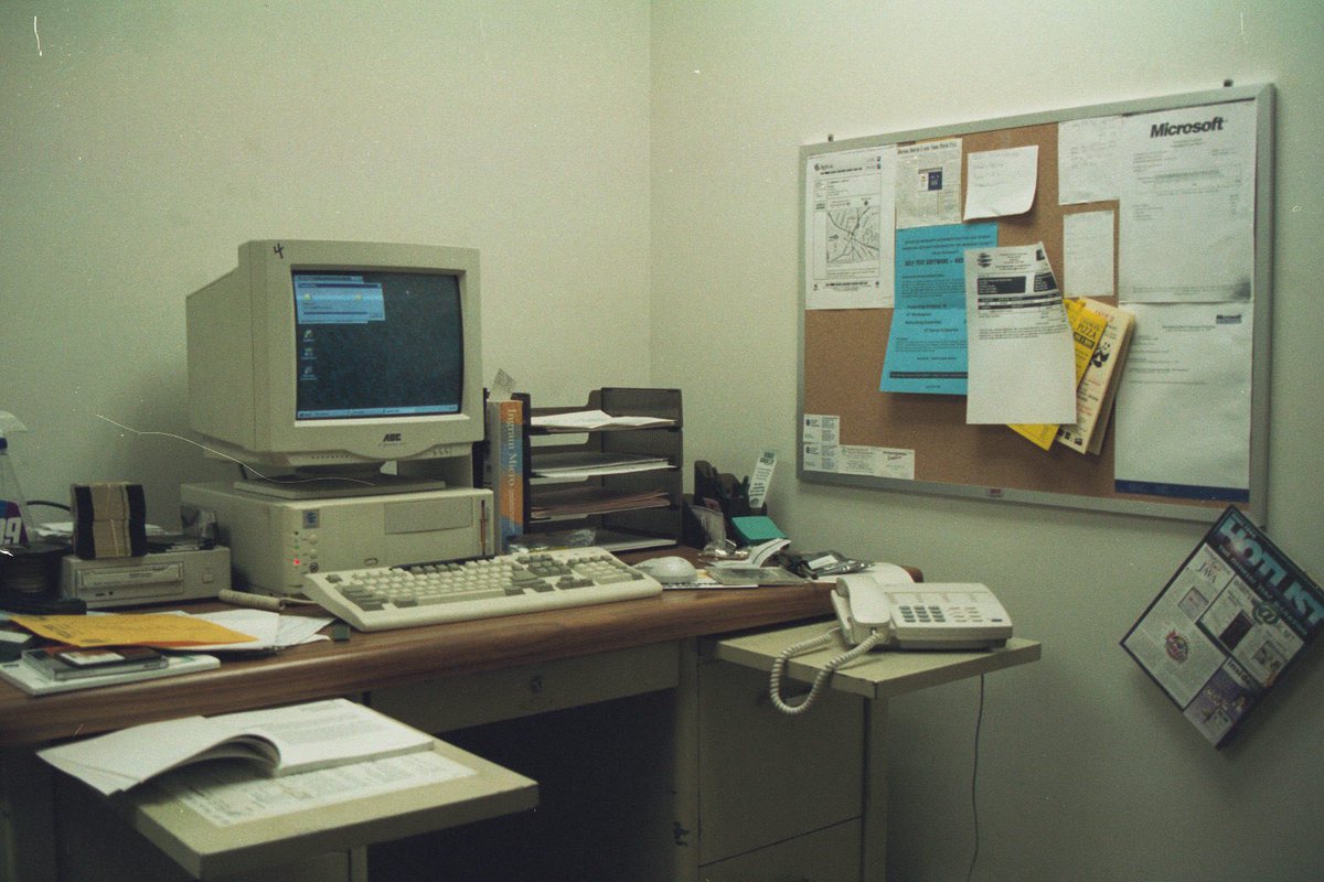iunderwood's tweet photo. @TheJackForge My first desk in a professional environment was this one. It took a solid month before my then manager found out I was using Windows NT and not 95.
#oldPhotos #techieDesk #iAmOld https://t.co/iBJVbdN3Si