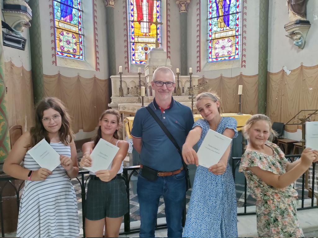 bibliocrecy's tweet photo. Salon du livre 2
Lecture par le comédien. L'équipe du Harcel'book était là et les filles ont parlé de leur projet aux visiteurs et auteurs présents. Elles ont lu des extraits de leurs nouvelles. 
Elles ont eu du succès 😊 https://t.co/09BdtxKp27