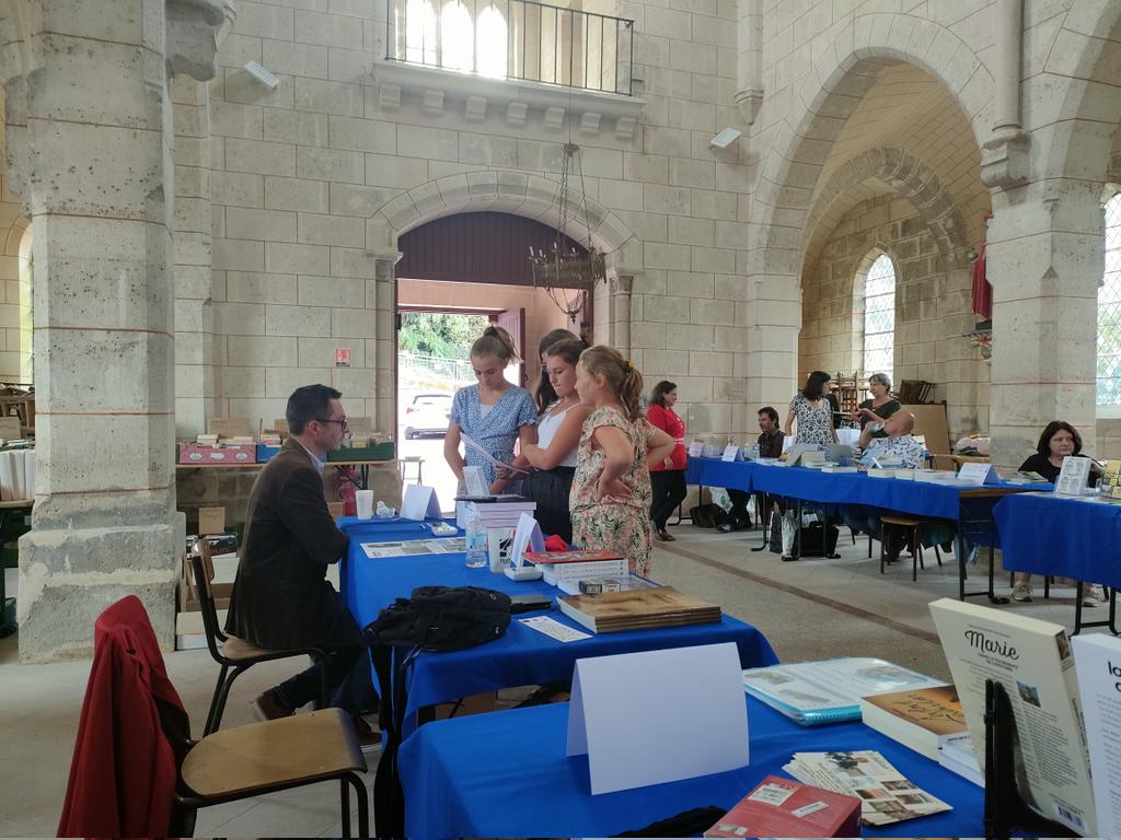 bibliocrecy's tweet photo. Salon du livre 2
Lecture par le comédien. L'équipe du Harcel'book était là et les filles ont parlé de leur projet aux visiteurs et auteurs présents. Elles ont lu des extraits de leurs nouvelles. 
Elles ont eu du succès 😊 https://t.co/09BdtxKp27