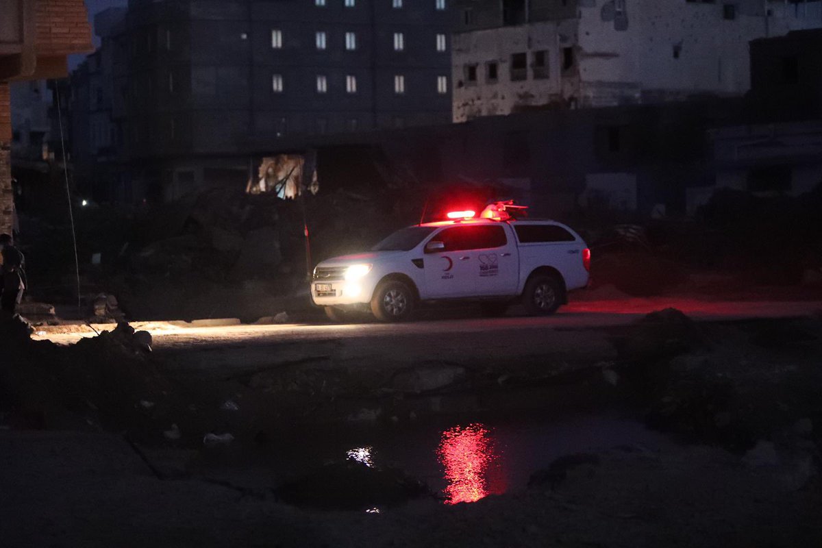 Kizilay's tweet photo. Libya’da halen kayıp olan binlerce insan aranmaya devam ediyor. Selin ardından evlerini terk etmek zorunda kalan onbinlerce insan da bir başka dramı yaşıyor. 

Ekiplerimizin çalışmaları Libya’da devam ediyor. #Libya https://t.co/oDvlBs1F3Y