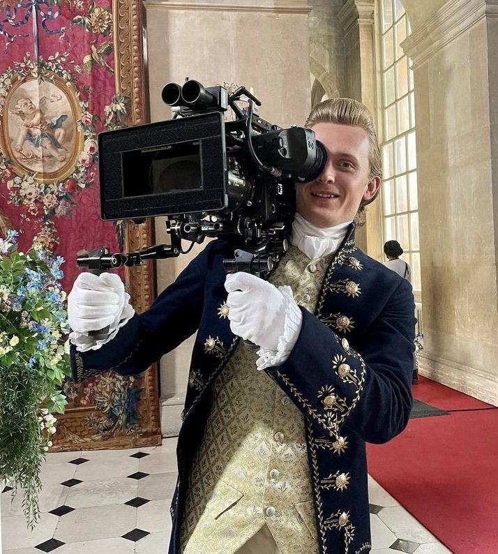 ntflxrpdm's tweet photo. Merci à nos acteurs d'avoir fait vivre nos personnages et d'avoir été aussi excellent durant ces semaines de tournage. Toute l'équipe vous remercie. https://t.co/xIZpGCpY1B