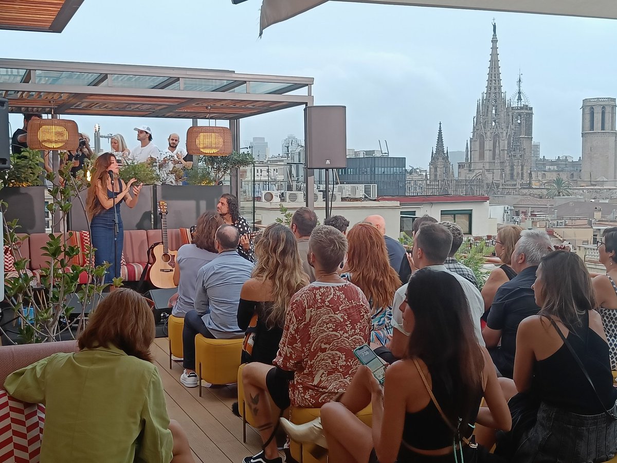 XaviMasip's tweet photo. El marc, la música, la companyia... bon final pel primer cap de setmana de la temporada. #vividorafestival Gràcies @KimptonVividora @soleamorente https://t.co/UDbBRZQh03