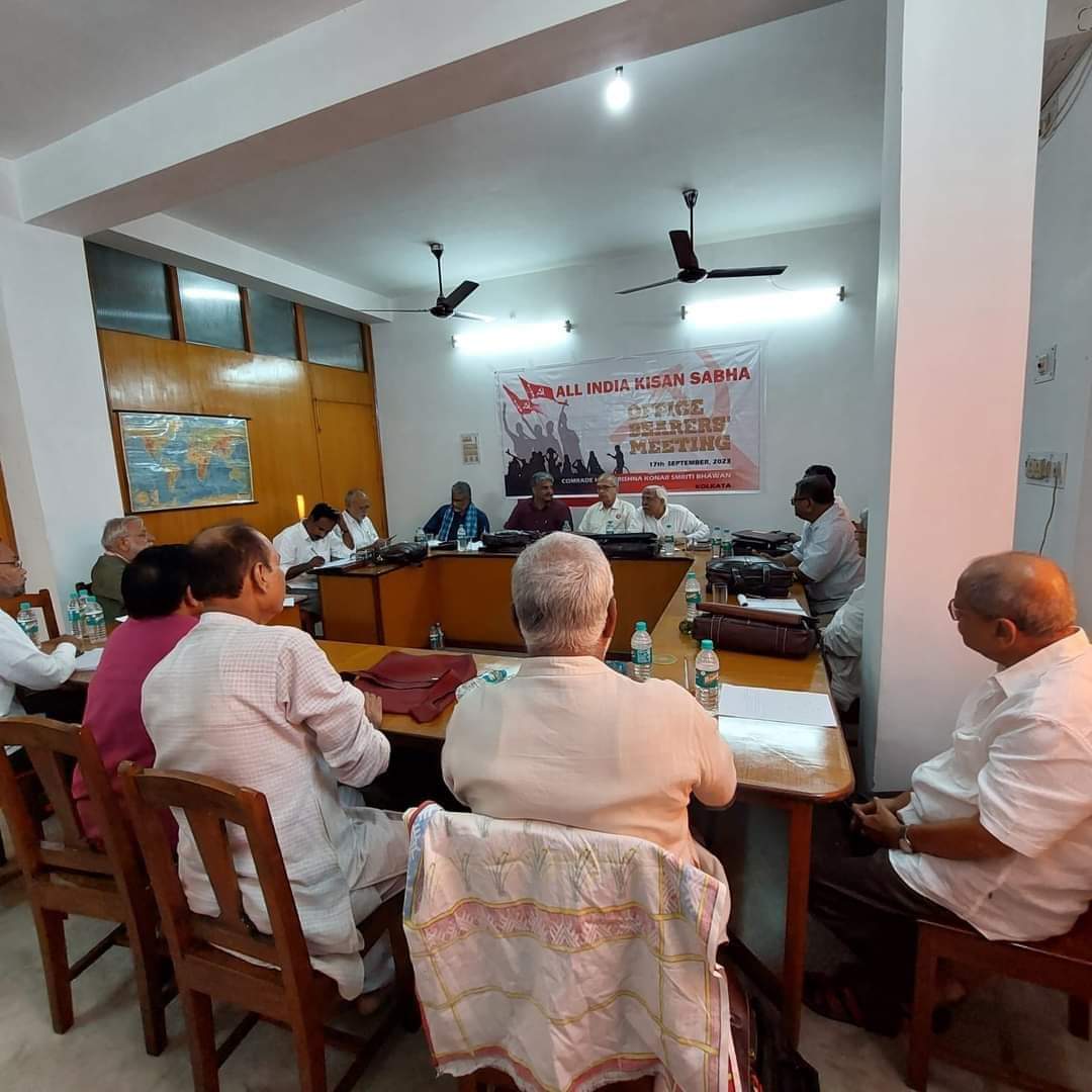 awadheshcpim's tweet photo. कामरेड हरेकृष्ण कोनार स्मृति भवन, कोलकाता में अखिल भारतीय किसान सभा के केंद्रीय पदाधिकारियों की बैठक संपन्न।

कल सभी पदाधिकारी अलग अलग जत्थों में बंगाल के अलग अलग गांवों में जाकर शहीद परिवारों के साथ भेंट करेंगे और एकजुटता व्यक्त करेंगे । https://t.co/amBsuUbIji