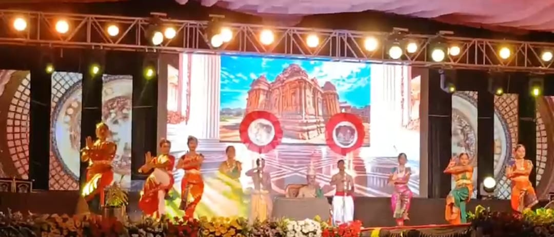 SainikBijapur's tweet photo. "🎉 Diamond Jubilee Grand Finale! 💎 Celebration featured fascinating PT &amp; drill displays, karate and gymnastics performances, and mesmerizing cultural extravaganza. Chief Guest Vice Admiral MA Hampiholi 🌟 #SainikSchool #SSBJ @SainikSociety @ajeetalu https://t.co/6xZyIO1LhY