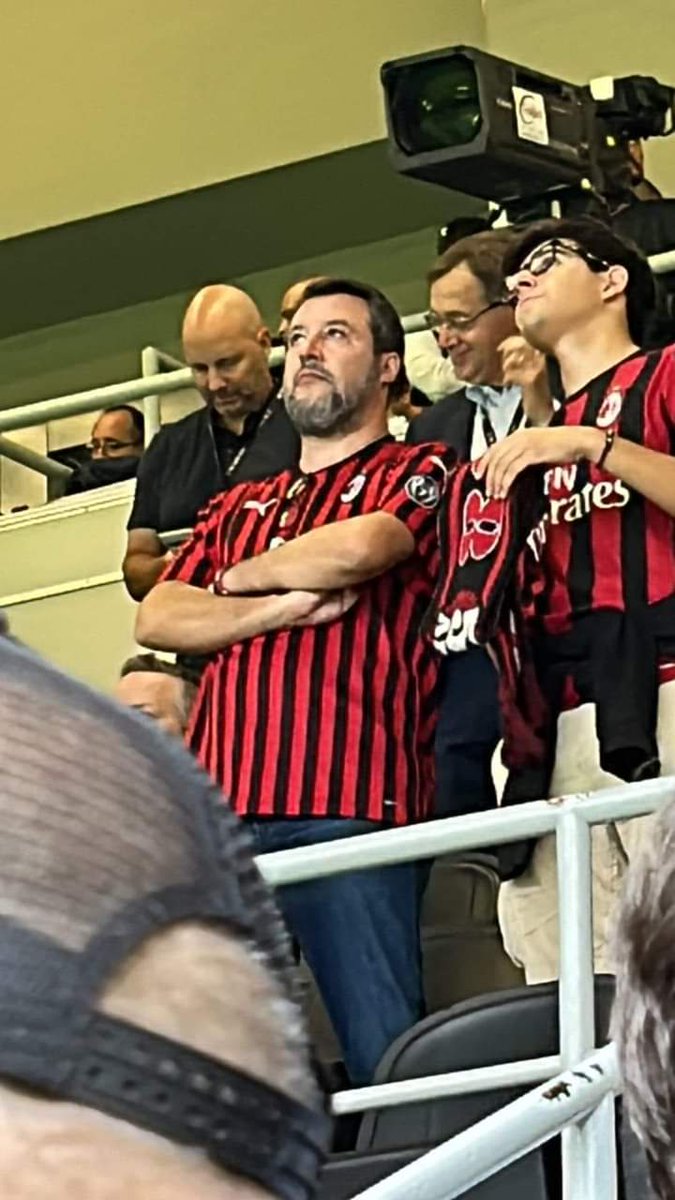 @Ornellafenix Il super tifoso porta (s)fortuna.......Lascia  momentaneamente i suoi fan che lo osannano e la francese di estremadestra Le Pen a Pontida per andare a tifare il Milan....che ne prende 5 dai cartonati.... come va a San Siro, il Milan perde....ah... ah...ah
#intermilan5a1