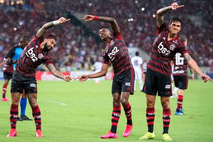 flaamor1981's tweet photo. QUE ESSE TRIO ESTEJA ILUMINADO HOJE, FLAMÉM! 🙏❤️🖤 https://t.co/T0XyrBZIlv