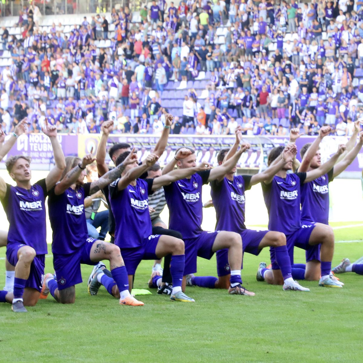 FCErzgebirgeAue's tweet photo. Kampf - Leidenschaft - Teamgeist und überragende Unterstützung von den Rängen:
DAS IST WISMUT AUE!🔥💜
Mitglied und Teil des #Kumpelverein werden!⚒️💜
👉🏼 https://t.co/OXL6qVRVYT
#AUEHFC #AUE #Kumpelverein https://t.co/ve8X2PcJIe