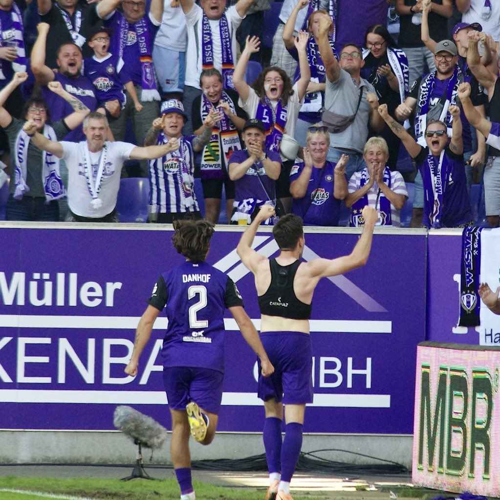 FCErzgebirgeAue's tweet photo. Kampf - Leidenschaft - Teamgeist und überragende Unterstützung von den Rängen:
DAS IST WISMUT AUE!🔥💜
Mitglied und Teil des #Kumpelverein werden!⚒️💜
👉🏼 https://t.co/OXL6qVRVYT
#AUEHFC #AUE #Kumpelverein https://t.co/ve8X2PcJIe