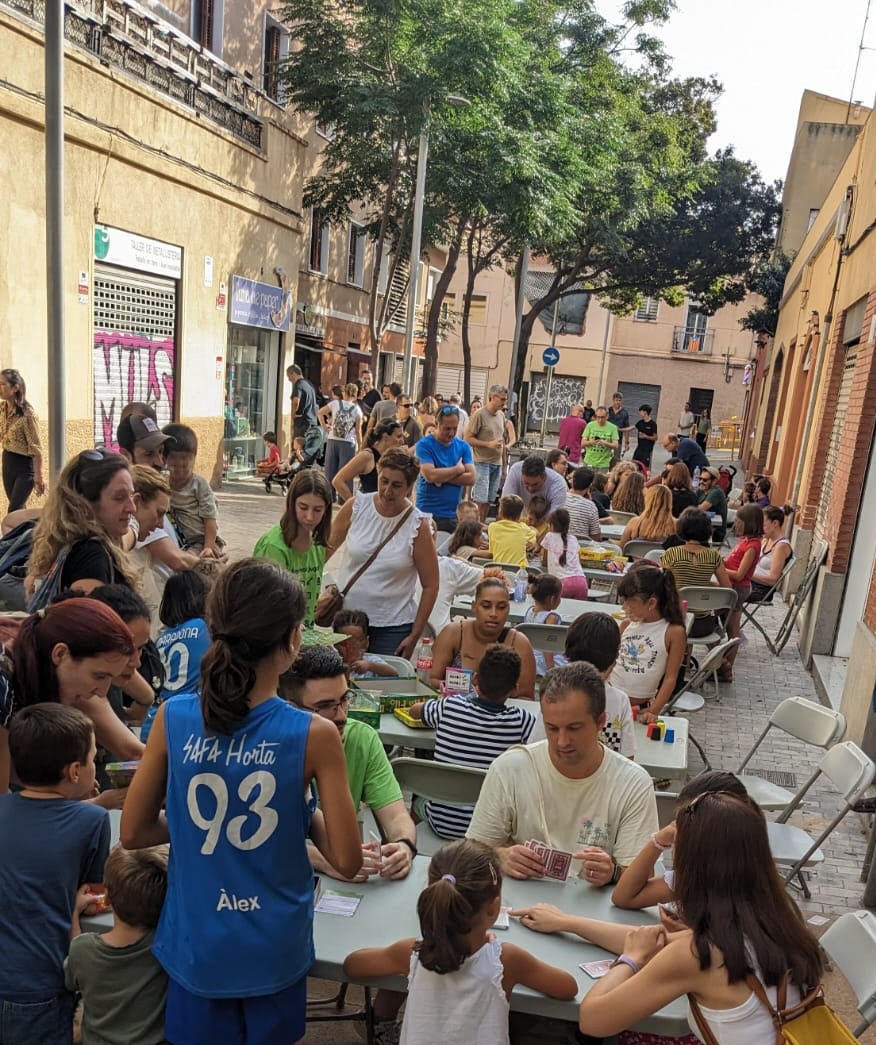 Aquesta setmana estem de festa major i hem sortit al carrer a jugar. Les 8 taules que hem posat han tret fum tota la tarda, l’any vinent en treure'm més. Moltes gràcies a tots els que heu passat a saludar, ajudar o jugar!