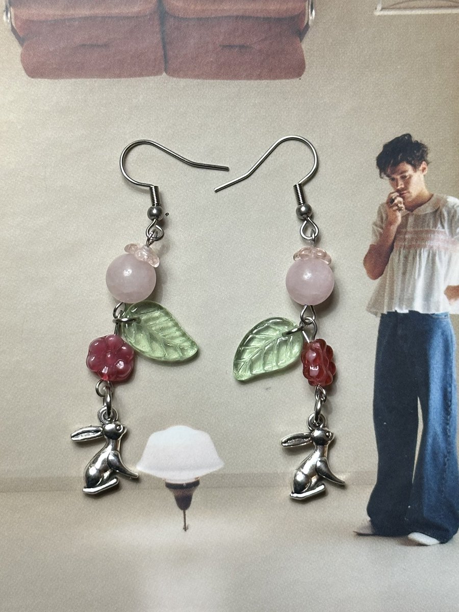 braceletladyy's tweet photo. last giveaway before the drop!!

1 winner will receive a pair of custom earrings OR a phone charm!!

everything below will also be available to purchase today! 

to enter 

-follow me
-like + rt this tweet!!

ends in 1 hour!! (drop is in 2🤭) https://t.co/Jg8VqBK1ko