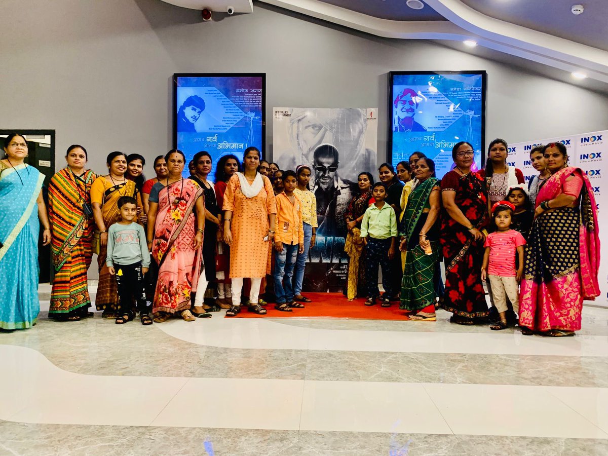 imdassu's tweet photo. Devoted #Jalgaon fans have organised a special screening of #Jawan exclusively for Women’s self help group.
Your work continues to empower and entertain, leaving a lasting impact on generations. 
We Loves you  @iamsrk ❤️
@SRKUniverse @RedChilliesEnt 
@AddicT_AzHaR https://t.co/gNc9RXPv7K