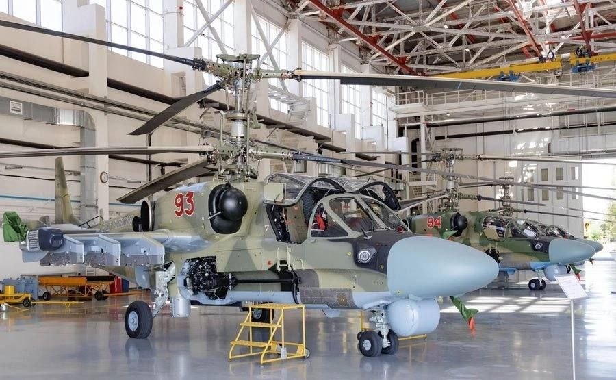 KrystianJachacy's tweet photo. Rosjanie modernizują śmigłowce #Ka52 do wersji Ka-52M. Najważniejsza zmiana to integracja rakiety kierowanej LMUR o zasięgu do 14,5 km. 

Na polach #Zaporoże leży dziesiątki wraków 🇺🇦 techniki, która została zniszczona przez te śmigłowce rakietami #Wihr, które mają zasięg o ok. 5 km mniejszy od LMUR (Izdeliye 305). Walka przeciwpancerna ze strony armii 🇷🇺 wejdzie na jeszcze większy dystans od celu.