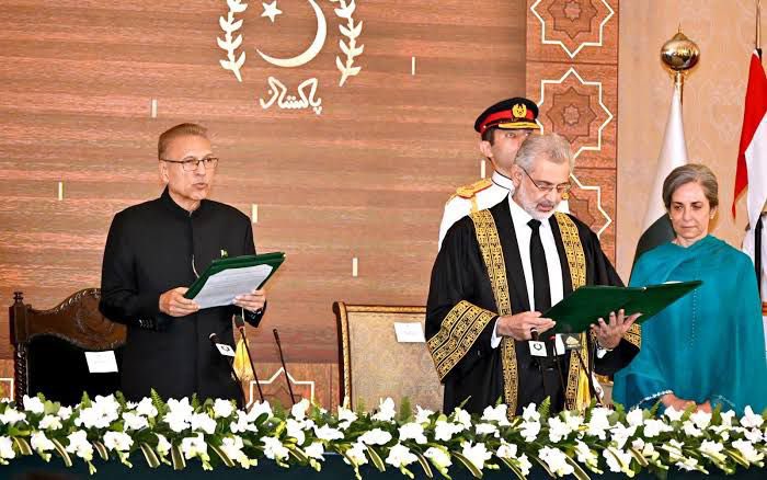 ChaudharyHaaris's tweet image. Inspiring sight as Justice Qazi takes his oath alongside his wife. Let&apos;s remember to honor the remarkable women who play pivotal roles in our achievements. It takes true character to recognize their invaluable contributions. 🙌 #RespectWomen #Acknowledgment