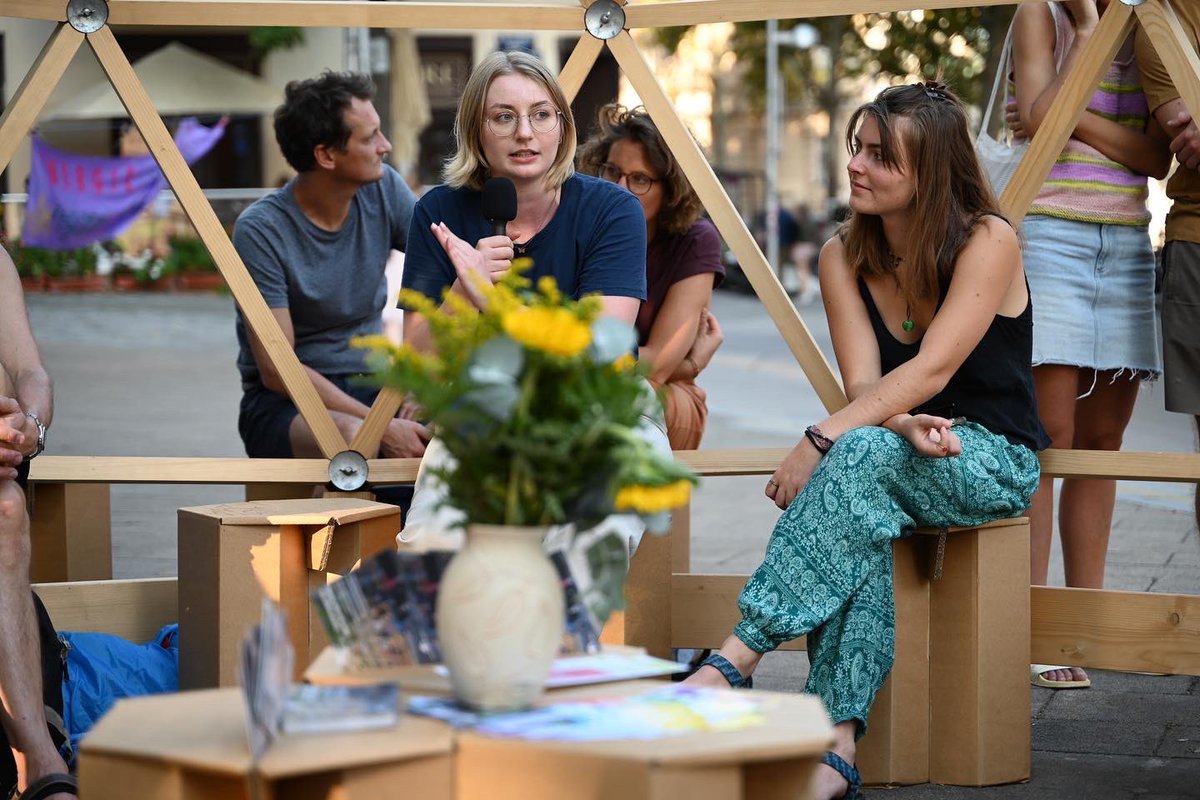 Wie können wir gemeinsam Verantwortung übernehmen, was hat das mit Zuversicht in Ideen wie die der Demokratie zu tun + wie kommen wir so ins Gespräch, dass die Menschheit insgesamt zum „Notfallmediziner“ unseren bedrohten Welt wird?

#dometalk #strassenfestderklimabewegung