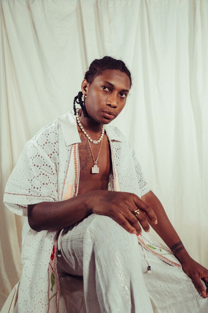 ubizzy's tweet image. Why is this music industry like this ?

Person go dey house dey think say all is going well with this guy's their living their best of life not knowing they are slaves in human form .
Some are not even happy with the money they have 😢
#bellashmurda #pocolee #nairamarley