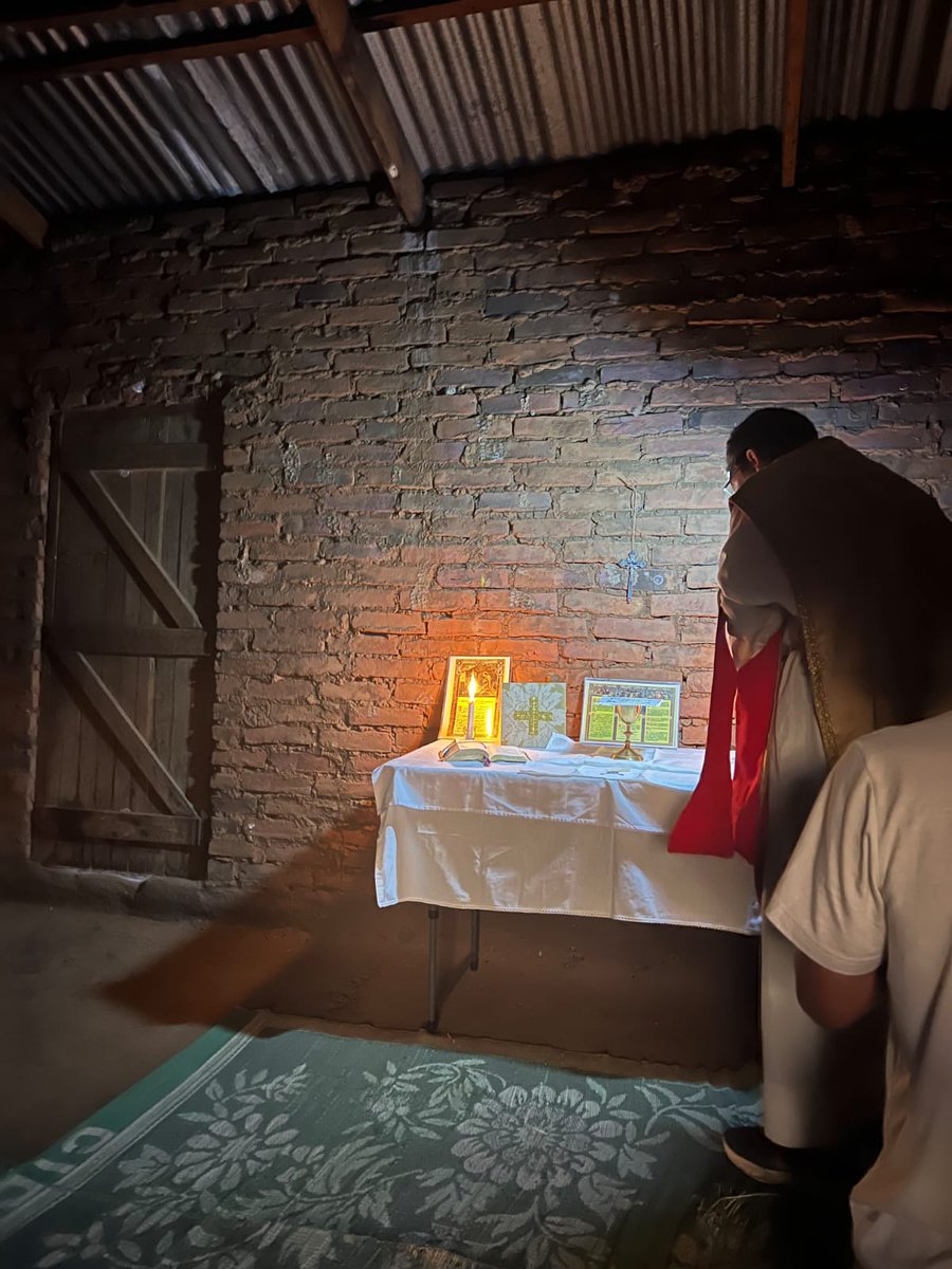 omnesgentespro1's tweet photo. Santo Sacrificio de la Misa en medio de la misión. #Africa https://t.co/EHRKVxL9re