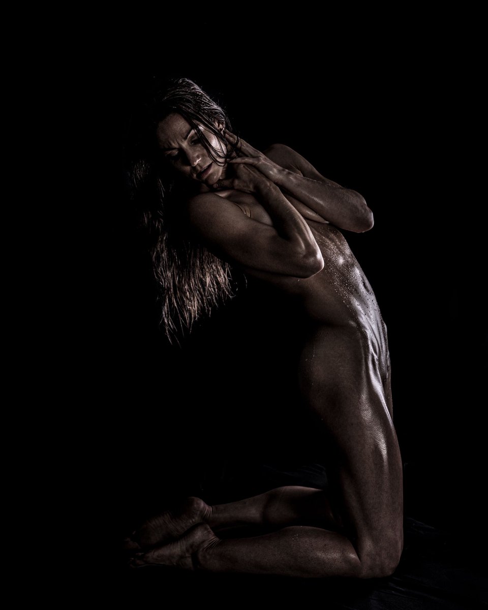 Kelsey Oil & Water 1
See the full collection on my P_treon. Link in bio. 
#chriscomfortphotography #nudeart #fineartnudes #darkart #artisticnudes #performingartist #strongwoman #strongisbeautiful #lowkeylighting