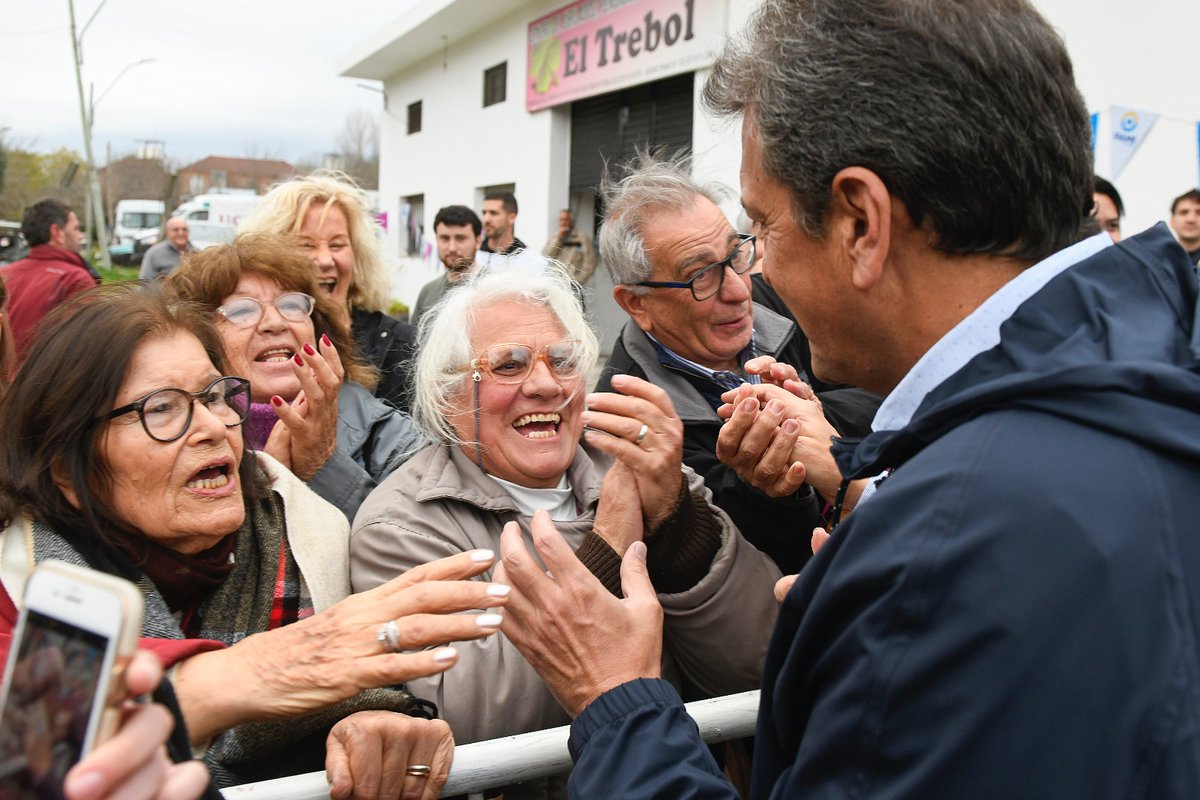 NUEVO REFUERZO PARA TRES MILLONES DE JUBILADOS Y PENSIONADOS Tener memoria, es ser agradecido con quienes trabajaron toda su vida por nuestro país. Por eso, al aumento de $35.000, se sumará un refuerzo de $45.000 al Programa Alimentario PAMI a pagar en 3 meses.