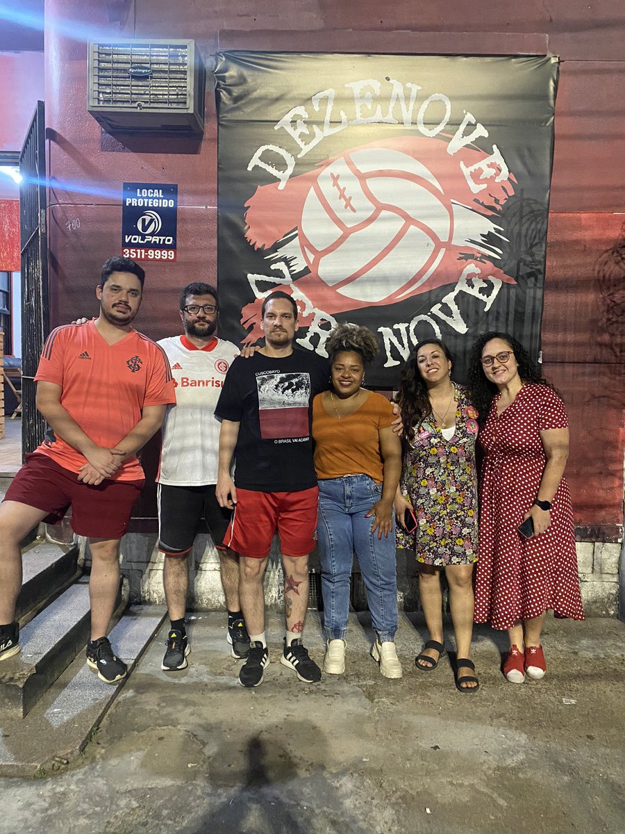 bru_rodrigues40's tweet photo. EM DEFESA DO FUTEBOL, DAS TORCIDAS E DOS TORCEDORES ⚽️

Encerrei esse domingo dialogando com a turma do @opovodoclube e do Bar 1909 sobre os acontecimentos de repressão policial dos últimos dias no entorno do Estádio Beira-Rio. https://t.co/I0ldfDC7Tq