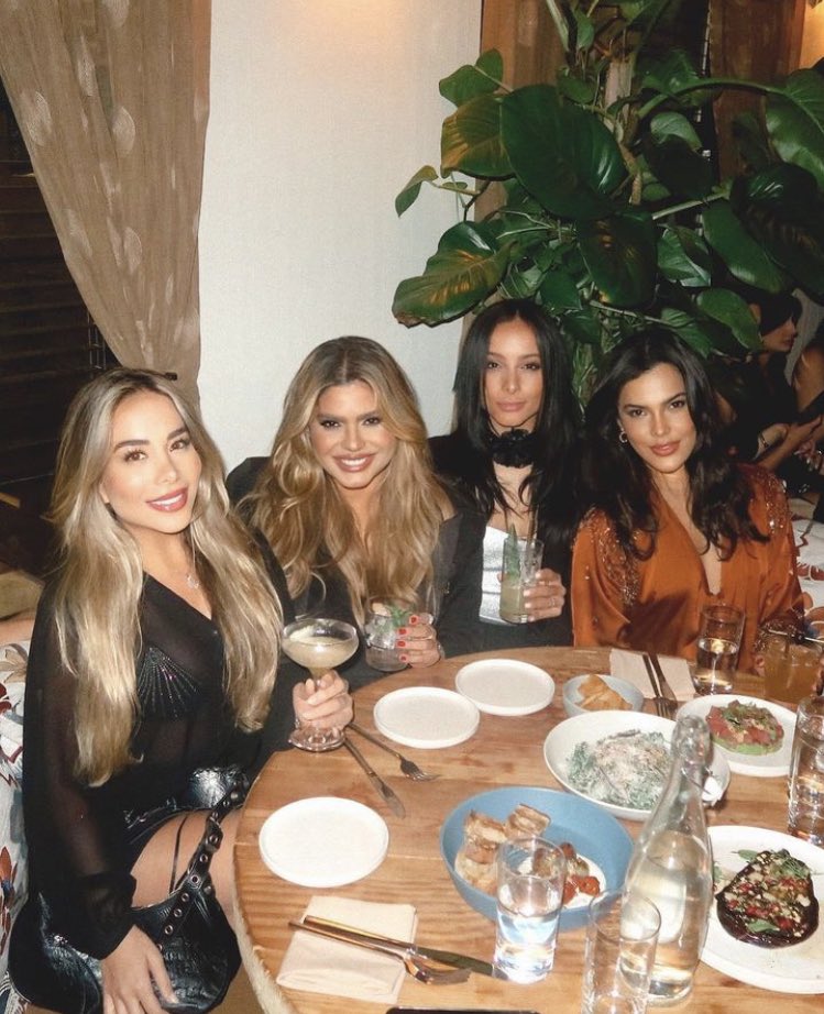 QGemillyA's tweet photo. “Está é uma noite incrível”

— Emilly Araújo  via Instagram. https://t.co/iZ5SKjtx82