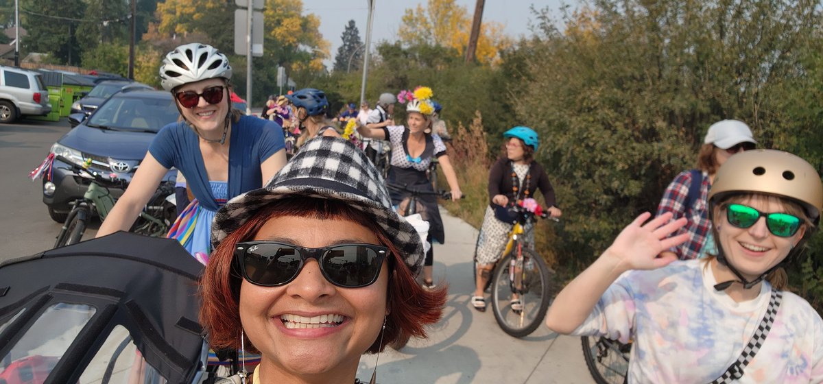 If you've never been to Fancy Women Bike Ride please do not be hesitant at all.Absolutely lovely women,fabulous styles,welcoming and all around fun😊Special SO to <a href="/uptown_one/">Maryanne W 🇺🇦</a> to showing me the way back DT! Also <a href="/425cath/">Cathy Cech</a> has our selfie! <a href="/ECryptyd/">Elizabeth</a> #yeg #fwbr #FancyWomenBikeRide