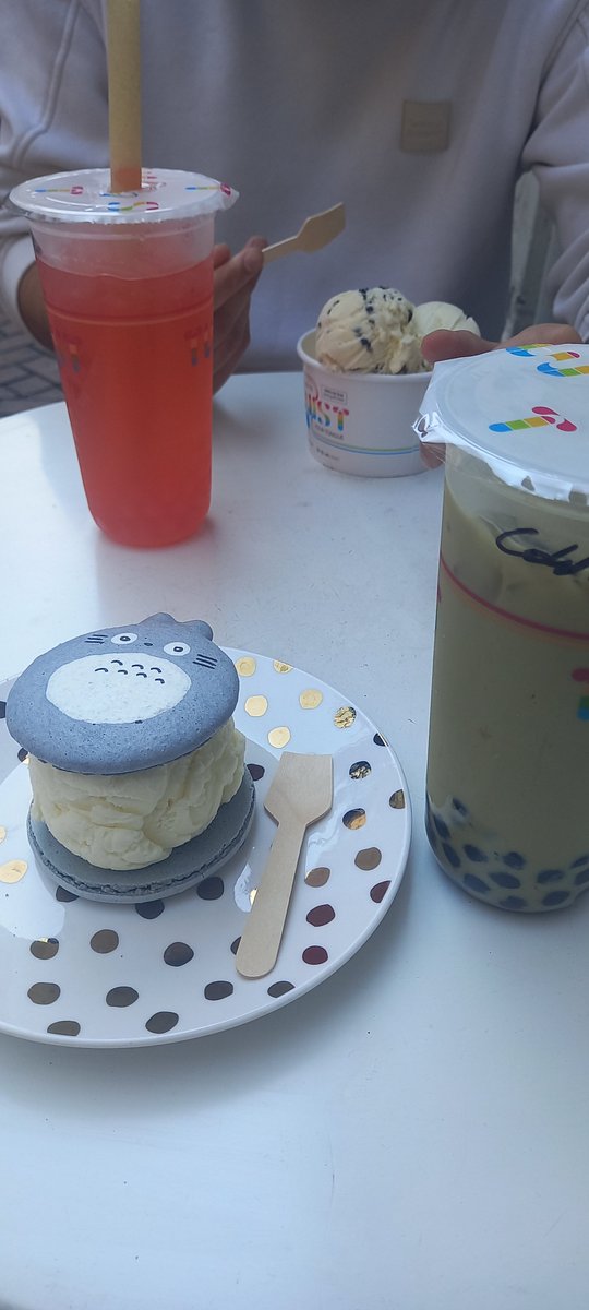 MinnieMissCraft's tweet image. Macaroon icecream totoro and matcha boba ♡

#twist #boba #bubbletea #myneighbourtotoro #studioghibli