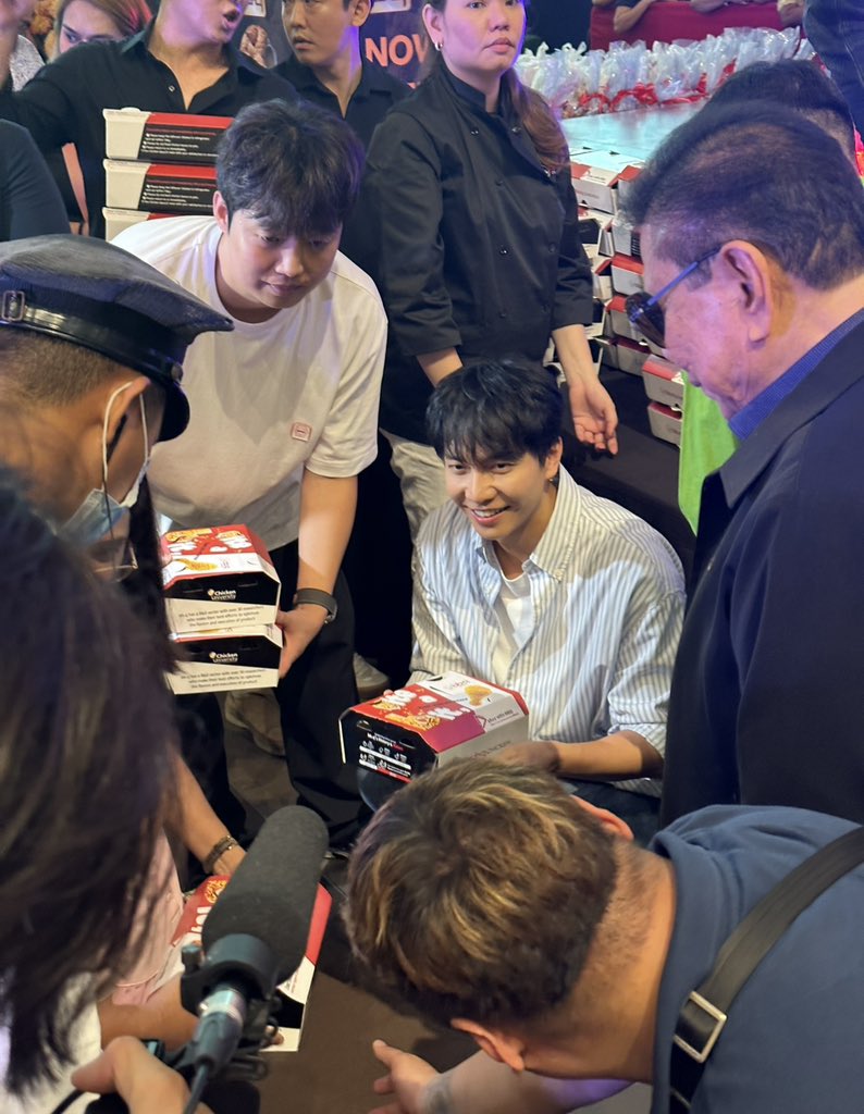 2014 KCON USA, he knelt down to talk with a fan in wheelchair. 2023 charity event in Manila, he knelt down to give gifts to children. #Leeseunggi, the same loving, decent, gorgeous human being 😍 #이승기 #HumanMade <a href="/byhumanmade/">Human Made Design</a> 
cr. tryp96, MSLifeAndShow