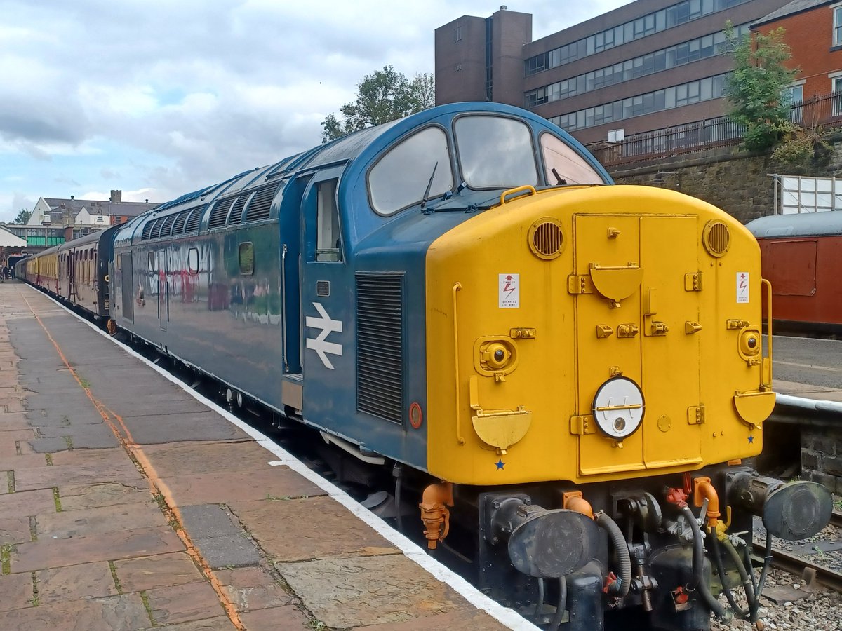 #BRblue 40012 & 50015 at Bury