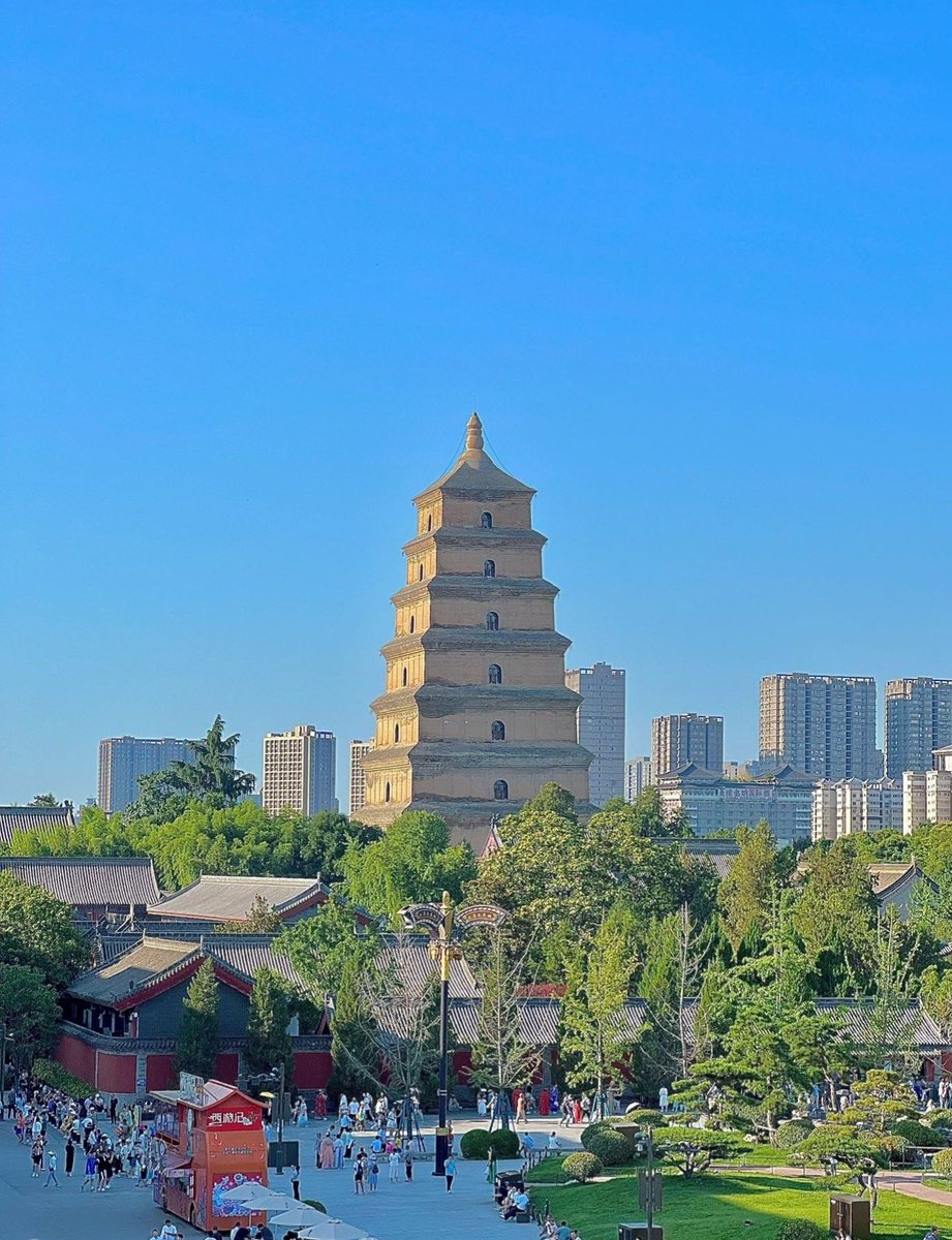 thesilkroad's tweet photo. The Big Wild Goose Pagoda is located at Ci'en Temple of Xi'an, Shaanxi Province. Originally built in 652 during the reign of Emperor Gaozong during the Tang Dynasty (618 - 907), it was built to store the Buddhist sutra that were taken back from India by the great monk Xuanzang. https://t.co/Yy7nnc706s