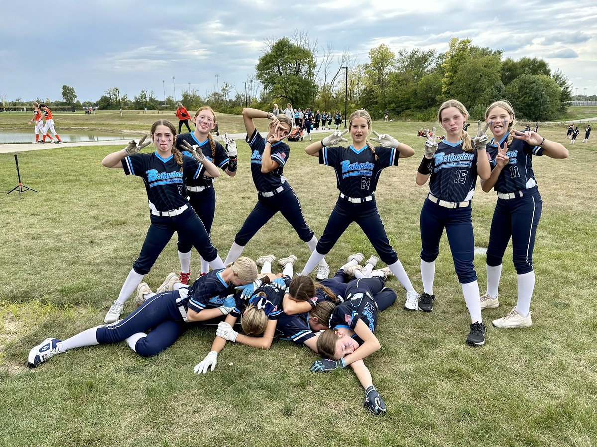 These ballers had an amazing third place🥉showing out of 28 top teams at the PGF Super Select Fall Championship in Indy, going 5-1 for the weekend. We played strong fundamental softball up until one bad inning in the rain in the semis. On to next week!
#batbustersbeard | #RTL