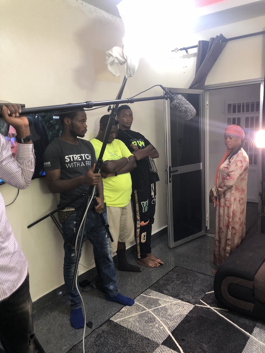 sek_lam's tweet photo. Silence ça tourne 🎬
Un week-end sur plateau avec les passionnés acteurs du cinéma Guinéen qui se battent à offrir de meilleurs contenus avec les moyens limités. 

#Forcesauxcinéastes https://t.co/J0i913Er0E