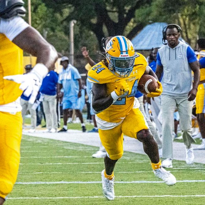 HBCUSports1's tweet photo. Southern University (RB) Gary Quarles in action against Alabama A&amp;M
* 17 yard pass TD
* 9 yard run TD
📷Javier Gallegos https://t.co/jpxOFn4Uer