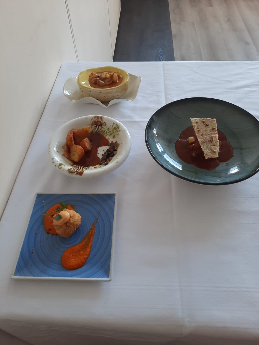 DomiCuriel's tweet photo. Estoy con algunos participantes palentinos del IV Concurso Internacional de Patatas Bravas que ponen en valor nuestros productos.
¡Mañana la gran final! #unadebravas #patatasbravas #querico #Palencia #Palenciamola https://t.co/ttNiJhTHqu