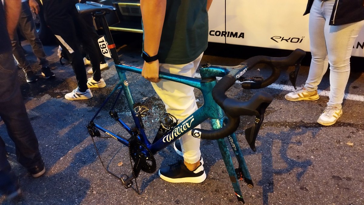 😍 Esto es una RELIQUIA!!!

🚴 La última de Luis León Sánchez, para su recuerdo y para el de todos nosotros!!

🙌🏽 Gracias <a href="/LLEONSANCHEZ/">Luis Leon Sanchez</a> por habernos hecho disfrutar tanto de este deporte y ahora te toca desconectar y descansar con la familia!! ❤️