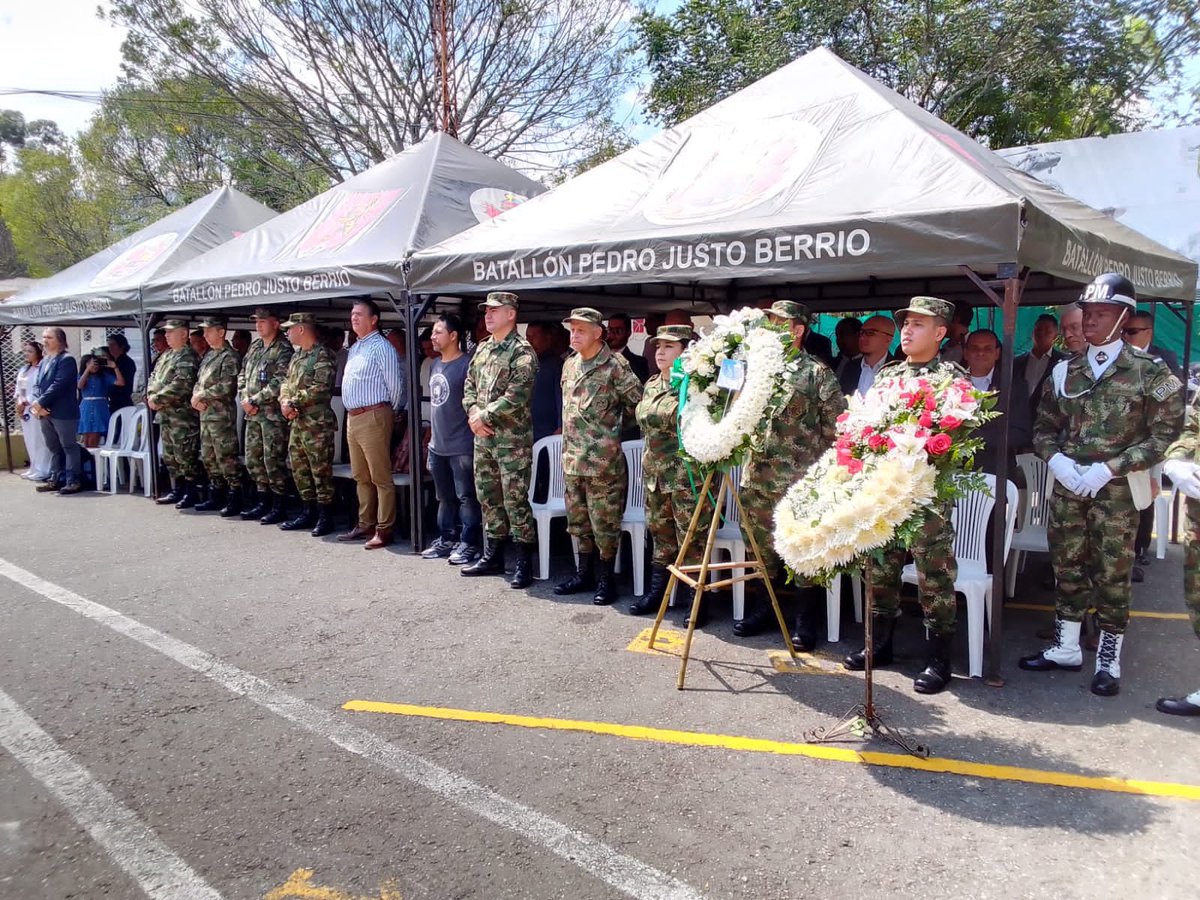 Con profundo respeto y admiración, honramos la memoria de los 21 militares caídos en el Cañón de La Llorona, del mpio de Dabeiba, Ant, con un sentido homenaje acompañado de una charla sobre los lenguajes del duelo. 🇨🇴🕊️
#ParaNoOlvidar