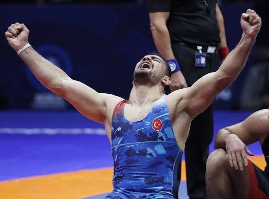 Taha’dan Paris kotası! 🤼‍♂️Dünya Güreş Şampiyonası'nda erkekler serbest stil 125kg'da ülkemizi temsil eden Taha Akgül, üçüncülük karşılaşmasında Macaristan'dan Daniel Ligeti'yi 5-0 yenerek bronz madalya kazandı ve #Paris2024 Olimpiyat Oyunları’na kota hakkı elde etti. Tebrikler!