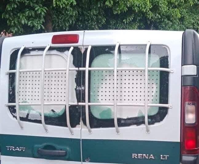 JuanGZuluaga's tweet photo. Al paso de una patrulla de Policía de Mesetas a Granada fue lanzado un artefacto explosivo. Los uniformados están fuera de peligro y sin lesiones, solo tenemos afectaciones en el vehículo. Siguen los angelitos de las disidencias llamando la atención y causando daño en la zona. https://t.co/CcZ7wgcv4W