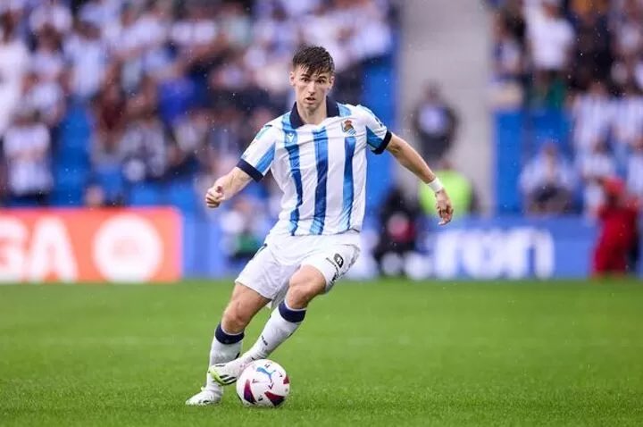 z_invincible_1's tweet photo. Kieran Tierney is playing now against Real Madrid at the Santiago Bernabau. Good Luck KT! ❤️ #RMASOC https://t.co/X2FBDmJ2U9